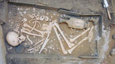 Dig Simulator (fifth-century-BC cist grave)